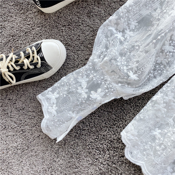 Cămașă de damă modernă din dantelă cu șireturi și broderie în alb