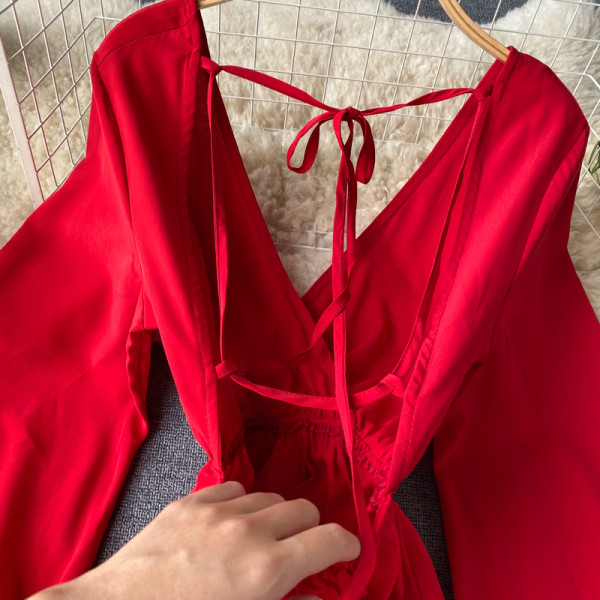 Női hosszú ruha spitz nyakkivágással, piros színben