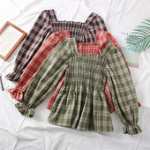 Bluză de damă în carouri cu decolteu pătrat în roșu, negru și verde