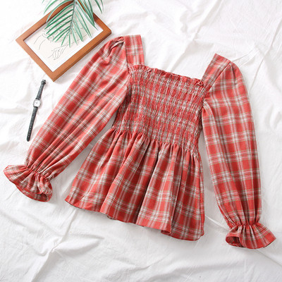 Bluză de damă în carouri cu decolteu pătrat în roșu, negru și verde