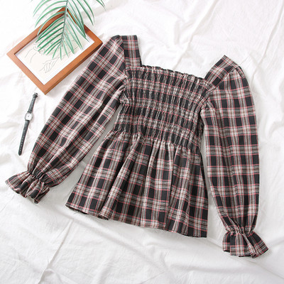 Bluză de damă în carouri cu decolteu pătrat în roșu, negru și verde