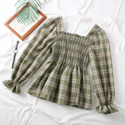 Bluză de damă în carouri cu decolteu pătrat în roșu, negru și verde