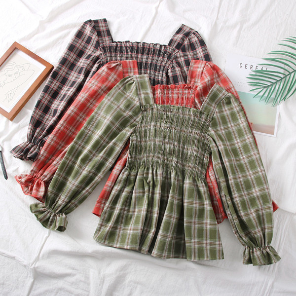 Bluză de damă în carouri cu decolteu pătrat în roșu, negru și verde