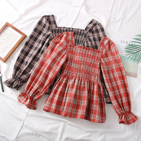 Bluză de damă în carouri cu decolteu pătrat în roșu, negru și verde