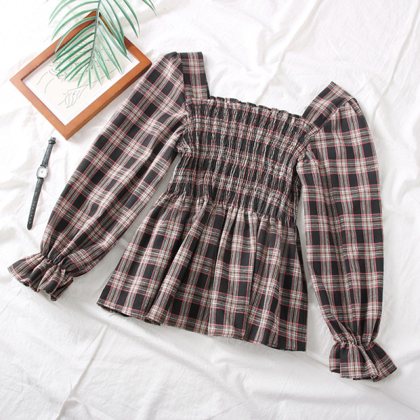 Bluză de damă în carouri cu decolteu pătrat în roșu, negru și verde