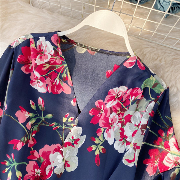 Modern női blúz rövid, széles ujjú virágmintával