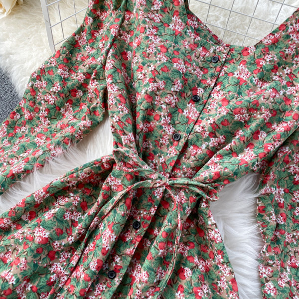 Virágmintás női hosszú ruha gombokkal és övvel zöld, kék és barna színben