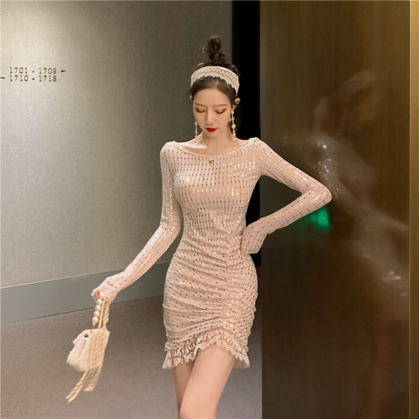 Rövid elegáns ruha csipkével és bézs flitterekkel