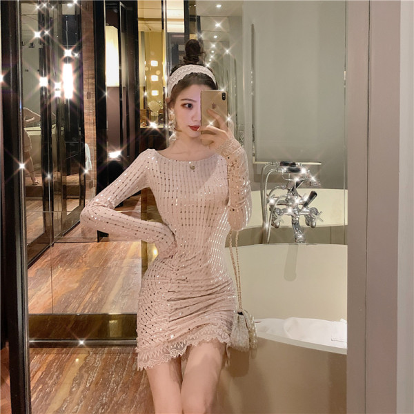 Rövid elegáns ruha csipkével és bézs flitterekkel