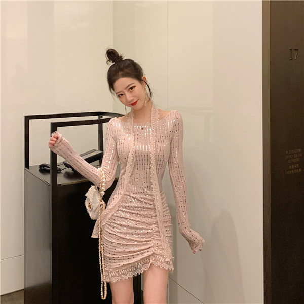 Rövid elegáns ruha csipkével és bézs flitterekkel