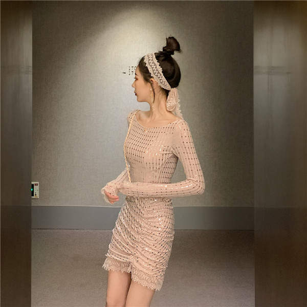 Rövid elegáns ruha csipkével és bézs flitterekkel