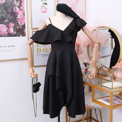 Modern női ruha - aszimmetrikus modell piros, fekete és zöld színben