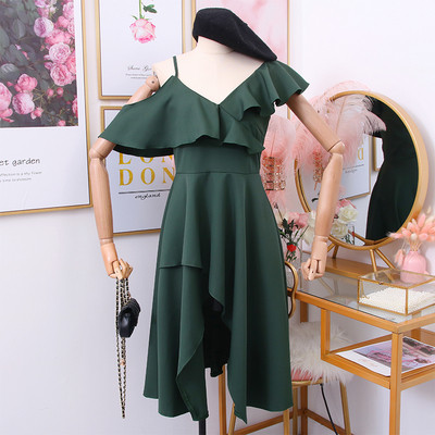 Modern női ruha - aszimmetrikus modell piros, fekete és zöld színben