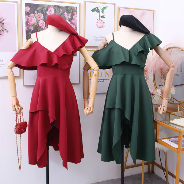 Modern női ruha - aszimmetrikus modell piros, fekete és zöld színben