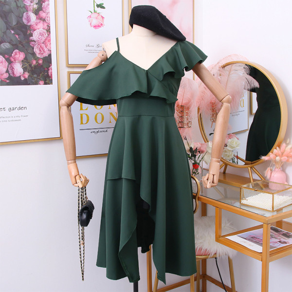 Modern női ruha - aszimmetrikus modell piros, fekete és zöld színben