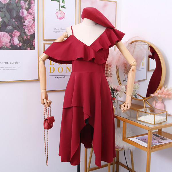 Modern női ruha - aszimmetrikus modell piros, fekete és zöld színben