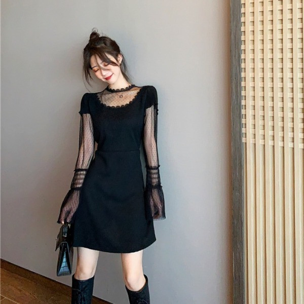 Rövid ruha vékony kötésből és tüll ujjú fekete színben