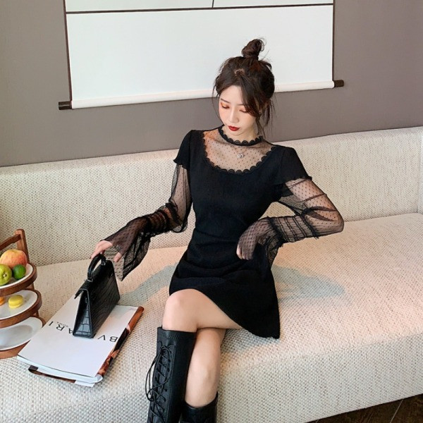 Rövid ruha vékony kötésből és tüll ujjú fekete színben