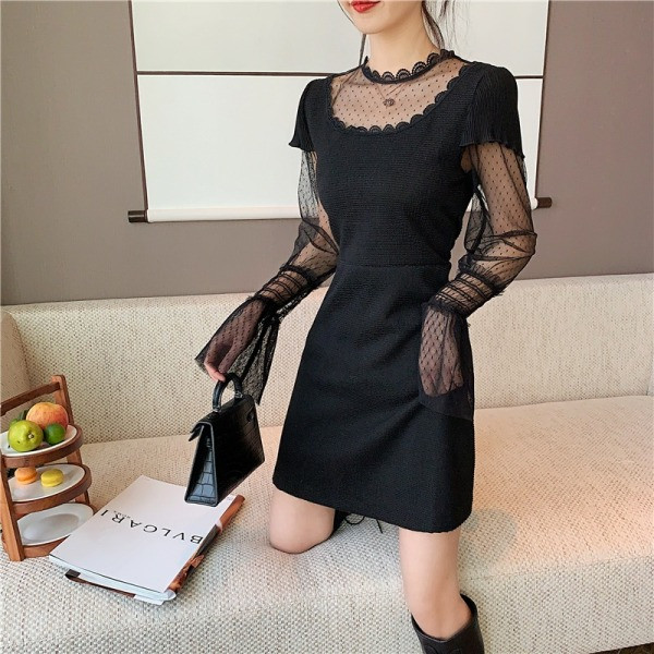 Rövid ruha vékony kötésből és tüll ujjú fekete színben