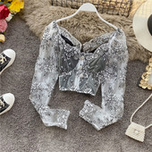 Modern női blúz hímzéssel és csupasz vállakkal, fehér színben