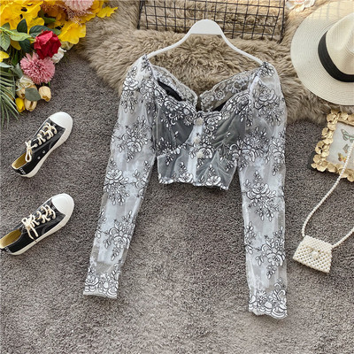 Modern női blúz hímzéssel és csupasz vállakkal, fehér színben