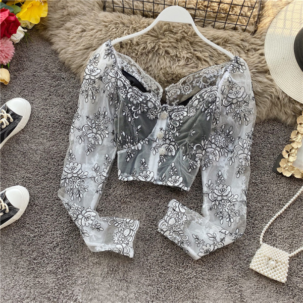 Modern női blúz hímzéssel és csupasz vállakkal, fehér színben