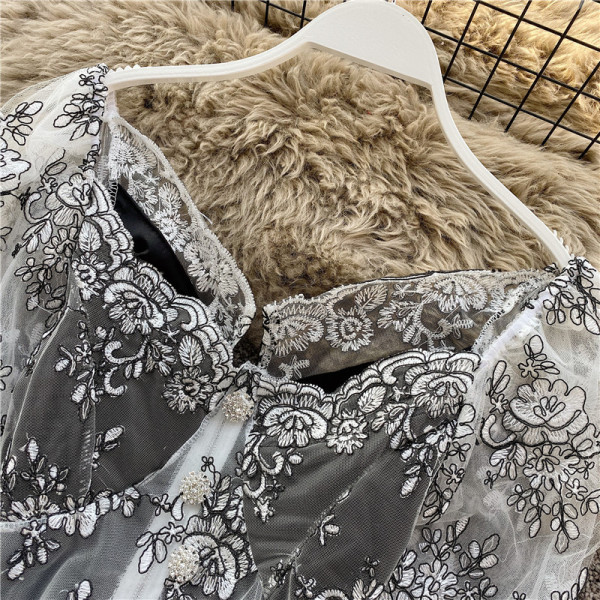 Modern női blúz hímzéssel és csupasz vállakkal, fehér színben