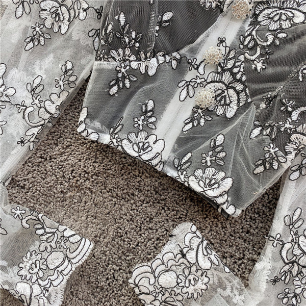 Modern női blúz hímzéssel és csupasz vállakkal, fehér színben