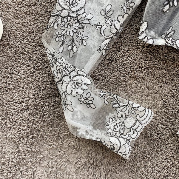 Modern női blúz hímzéssel és csupasz vállakkal, fehér színben