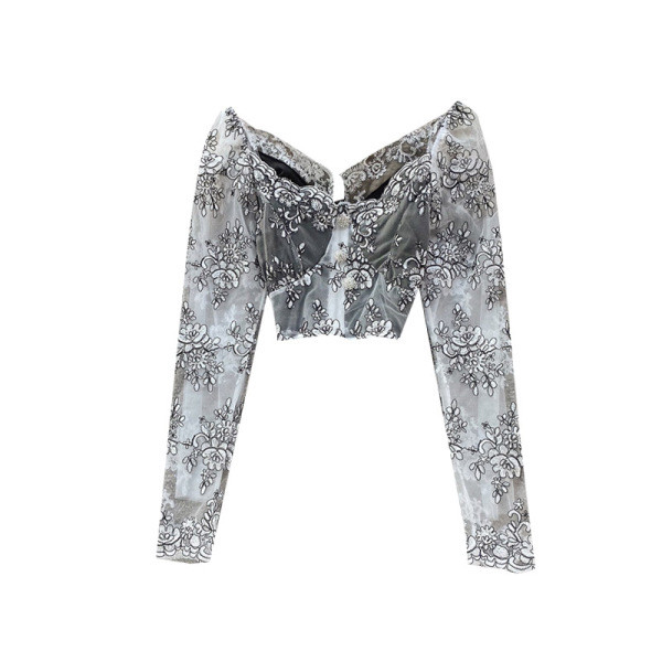 Modern női blúz hímzéssel és csupasz vállakkal, fehér színben