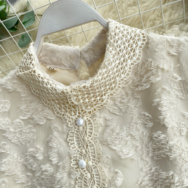 Modern női ing csipkegallérral, bézs és fekete rojtokkal