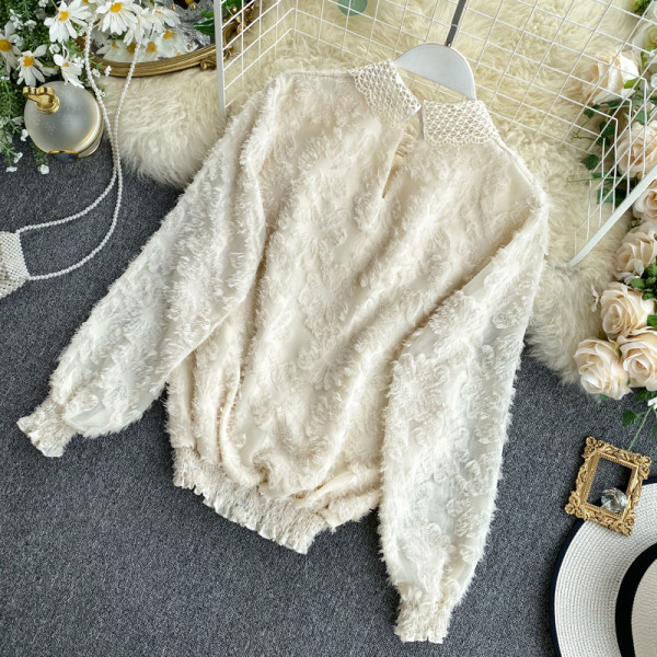 Modern női ing csipkegallérral, bézs és fekete rojtokkal