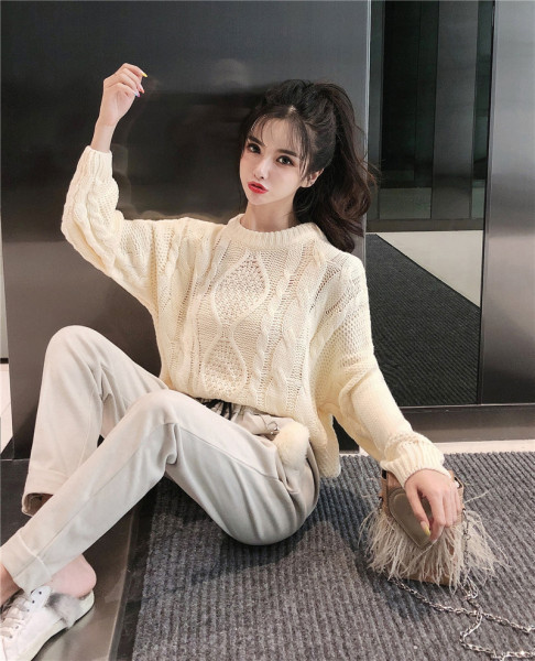 Γυναικεί ζεστό πουλόβερ με ωοειδές λαιμόκοψη σε μπλε, μπεζ και κόκκινο χρώμα