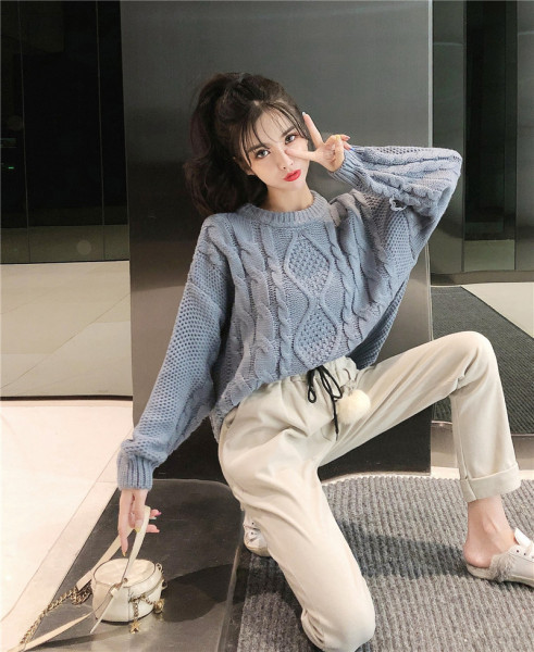 Γυναικεί ζεστό πουλόβερ με ωοειδές λαιμόκοψη σε μπλε, μπεζ και κόκκινο χρώμα