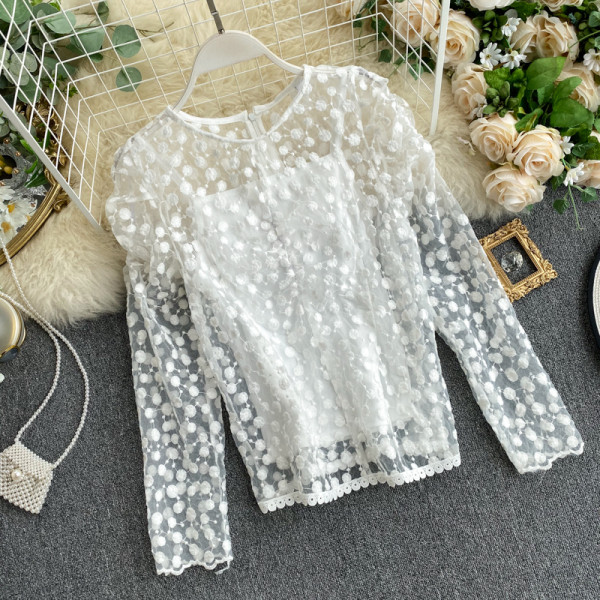 Női csipkeing bézs, fekete és fehér színű puffos ujjakkal és cipzárral