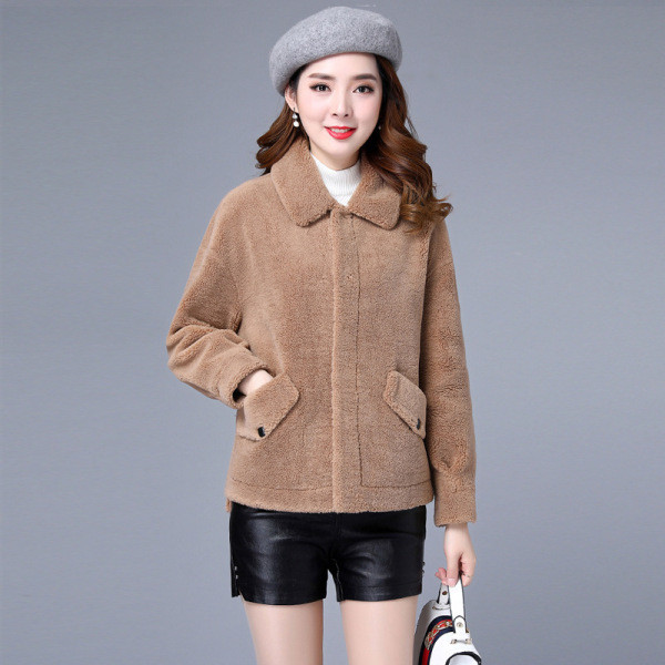 Aszimmetrikus női téli pehelykabát, fehér, bézs és barna zsebekkel