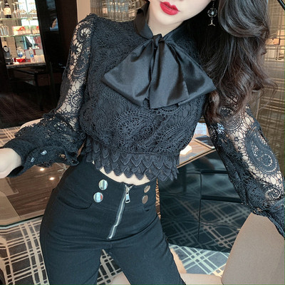 Rövid csipkeblúz szalaggal a nyakkivágáson fehér és fekete színben