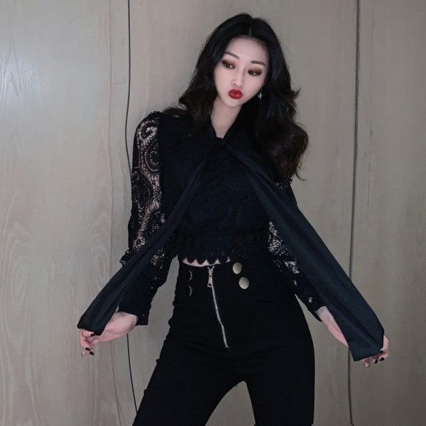 Rövid csipkeblúz szalaggal a nyakkivágáson fehér és fekete színben