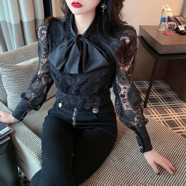 Rövid csipkeblúz szalaggal a nyakkivágáson fehér és fekete színben