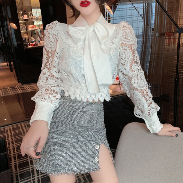 Rövid csipkeblúz szalaggal a nyakkivágáson fehér és fekete színben