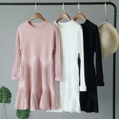 Női téli ruha hosszú ujjal és kerek nyakkivágással rózsaszín, fehér és fekete színekben