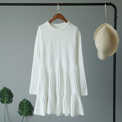 Női téli ruha hosszú ujjal és kerek nyakkivágással rózsaszín, fehér és fekete színekben