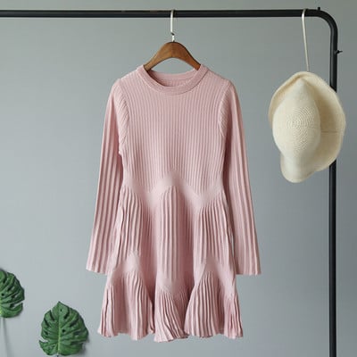 Női téli ruha hosszú ujjal és kerek nyakkivágással rózsaszín, fehér és fekete színekben