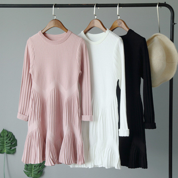 Női téli ruha hosszú ujjal és kerek nyakkivágással rózsaszín, fehér és fekete színekben