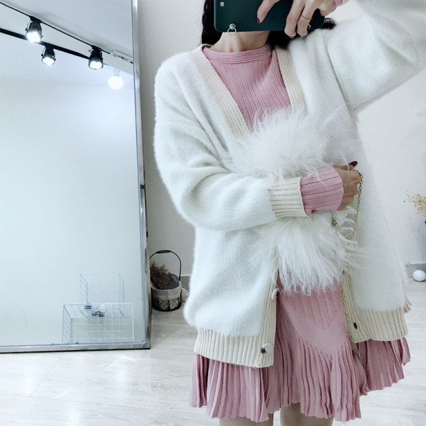 Női téli ruha hosszú ujjal és kerek nyakkivágással rózsaszín, fehér és fekete színekben