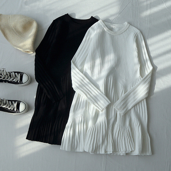 Női téli ruha hosszú ujjal és kerek nyakkivágással rózsaszín, fehér és fekete színekben