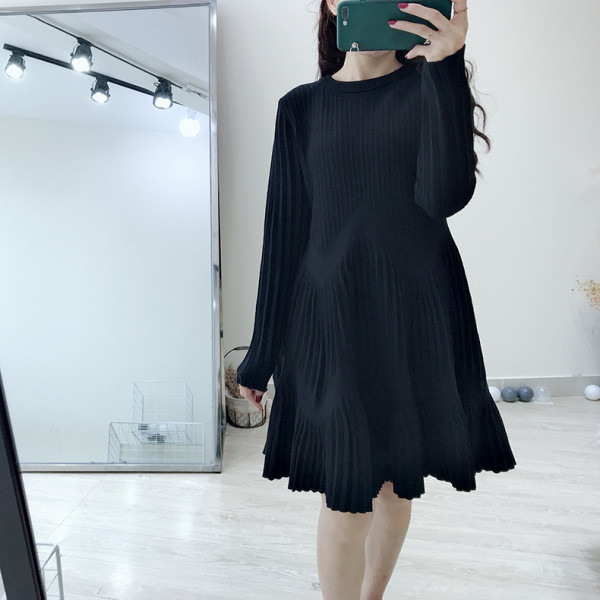 Női téli ruha hosszú ujjal és kerek nyakkivágással rózsaszín, fehér és fekete színekben