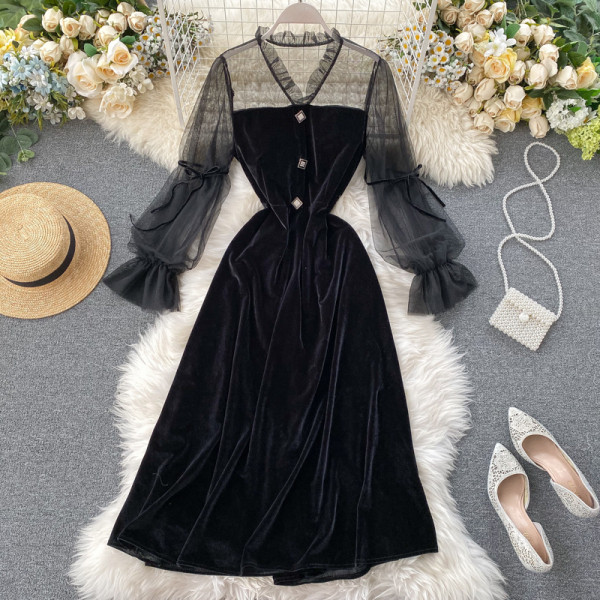 Női bársonyruha széles ujjú fekete színben