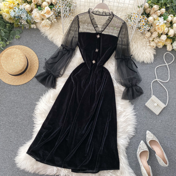 Női bársonyruha széles ujjú fekete színben