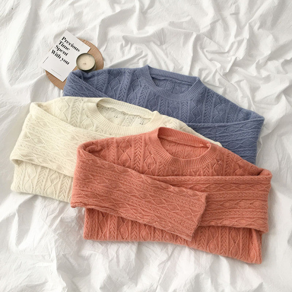 Γυναικείο πουλόβερ σε λευκό, μπλε και πορτοκαλί χρώμα με στρογγυλή λαιμόκοψη